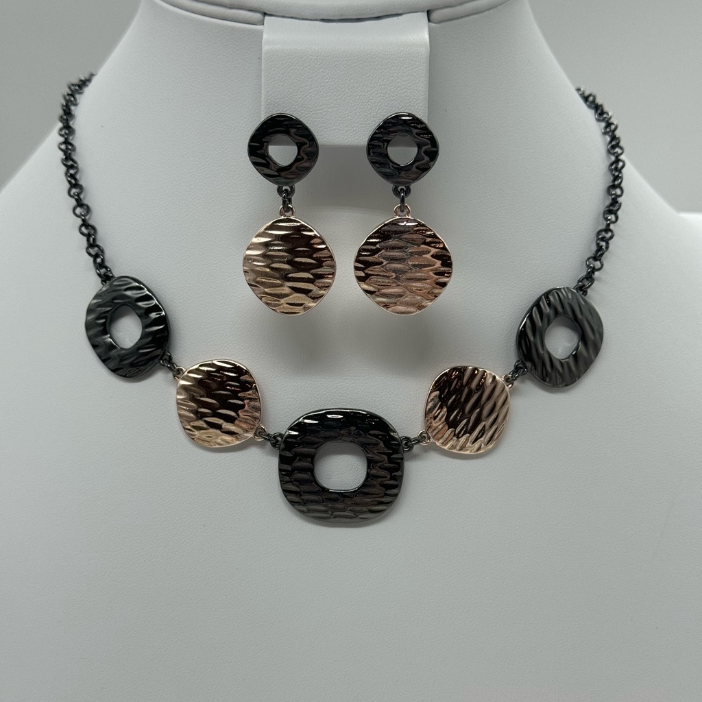 Liz Claiborne 2pc Set Gold And Hematite Necklace With Matching Earrings 39$